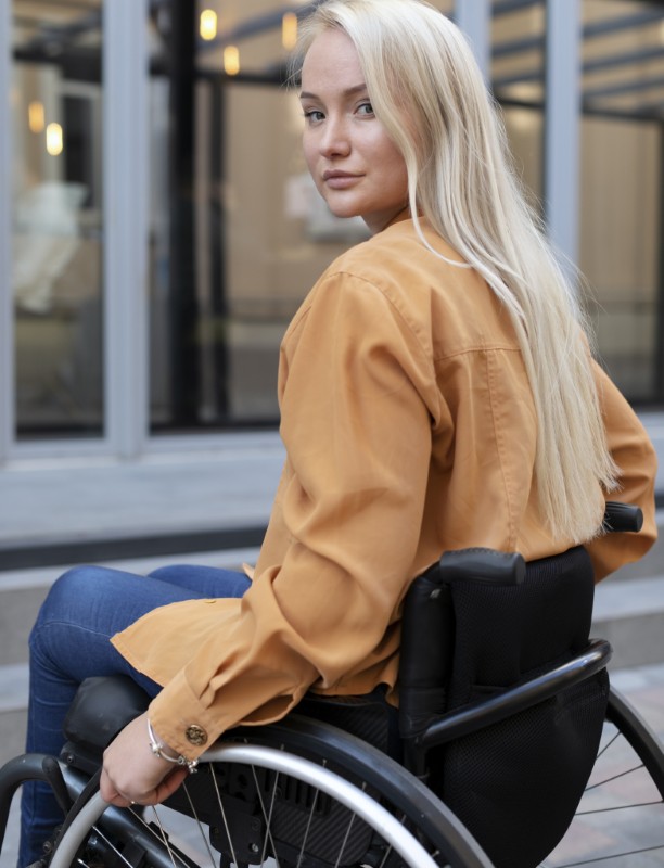 Zdjęcie kobiety na wózku inwalidzkim