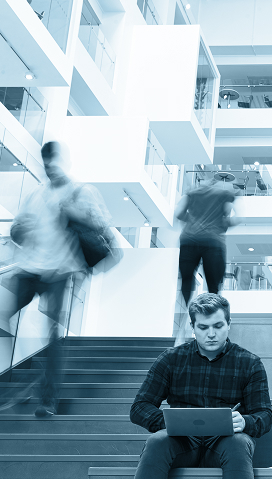 Obraz dekoracyjny przedstawiający studentów w przestrzenii uczelni