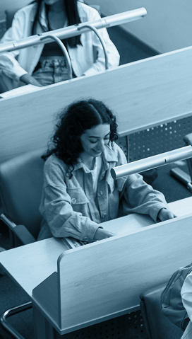 Obraz dekoracyjny przedstawiający studentów w przestrzenii uczelni