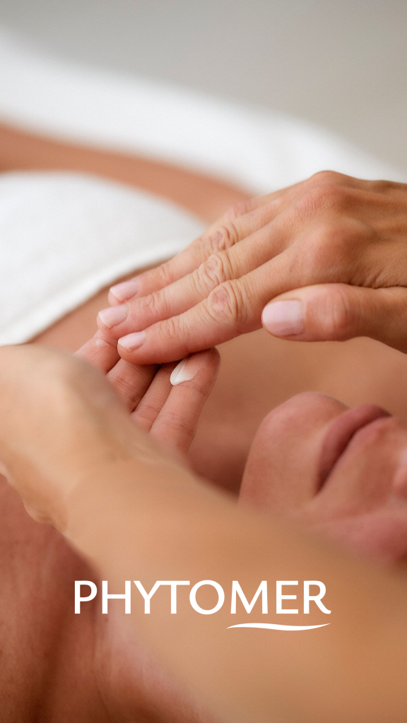 zdjęcie dłoni z logo PHYTOMER