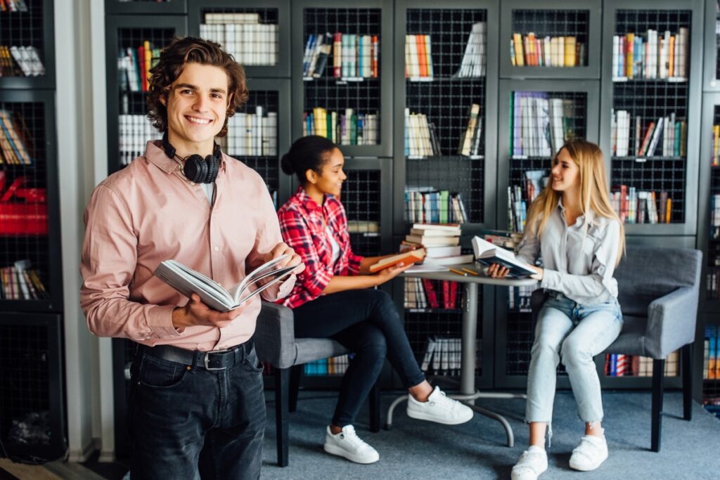Studenci pracujący w bibliotece
