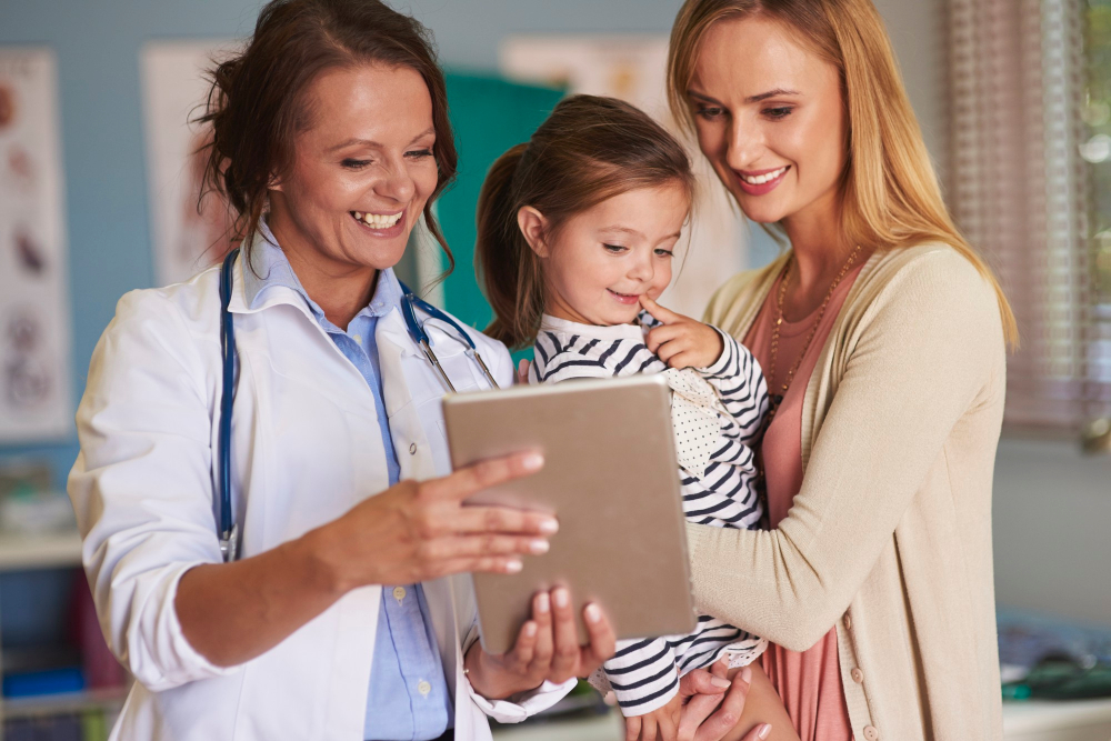 Lekarz edukujący kobietę z dzieckiem