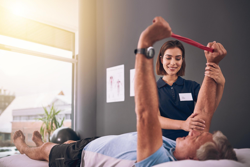 Fizjoterapeutka przeprowadzająca ćwiczenia