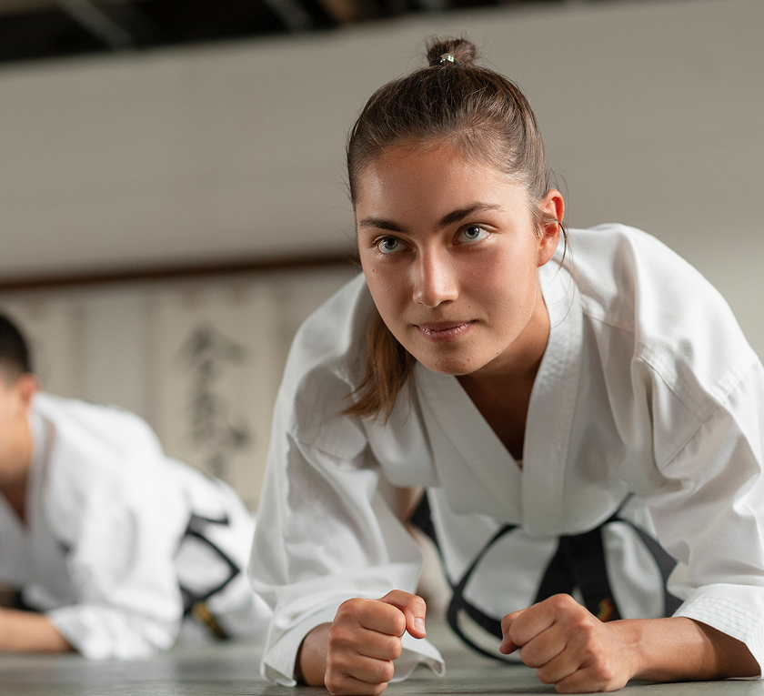 Kobieta ćwicząca karate