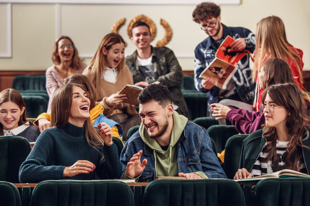 Grupa śmiejących się studentów