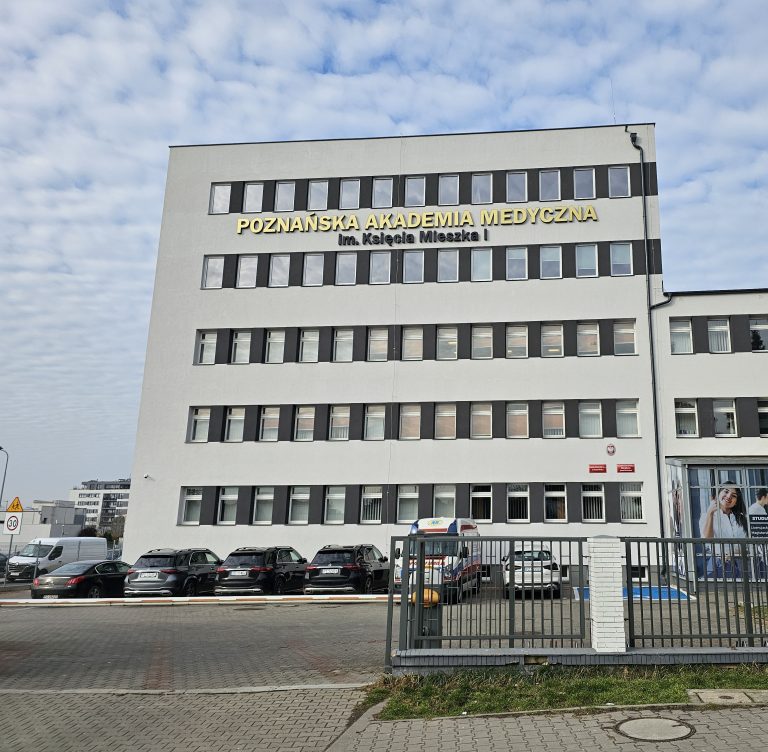Budynek główny Poznańskiej Akademii Medycznej im. Księcia Mieszka I przy ul. Bułgarskiej 55 w Poznaniu – nowoczesny, wielokondygnacyjny obiekt z jasną elewacją i dużymi oknami, z widocznym logo uczelni i wejściem głównym ozdobionym grafikami studentów. Przed budynkiem znajduje się parking oraz ogrodzenie z bramą wjazdową.