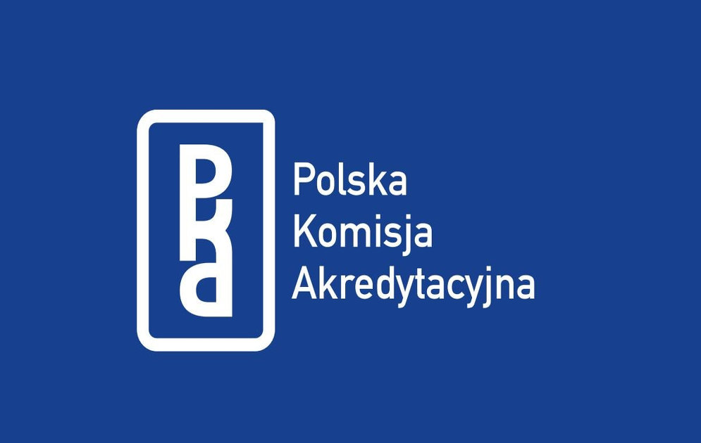 logo Polskiej Komisji Akredytacyjnej na niebieskim tle