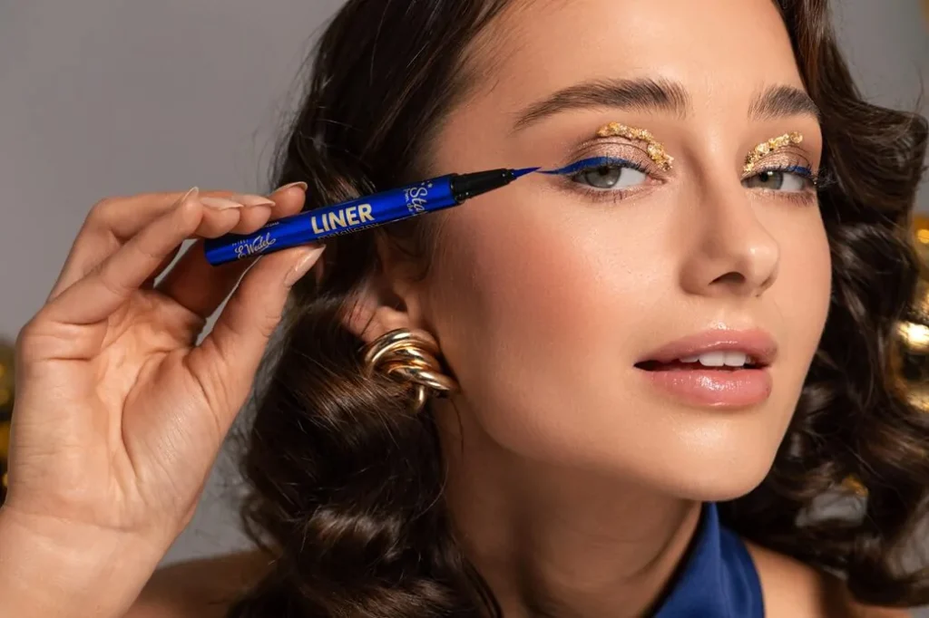 modelka z produktem kosmetycznym firmy Stars