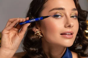 modelka z produktem kosmetycznym firmy Stars